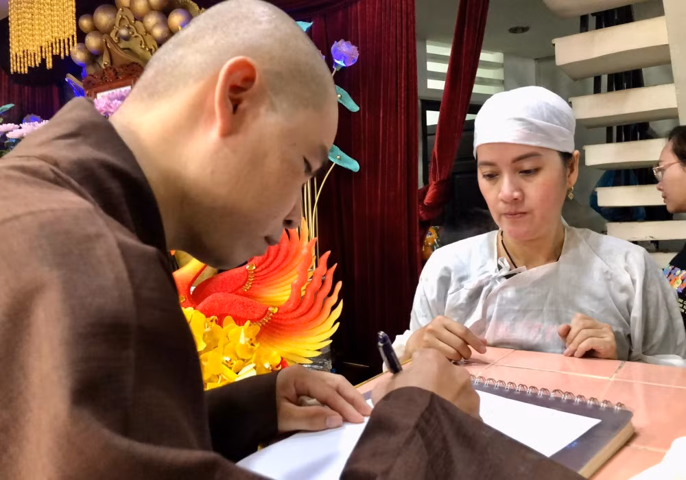 Hồng Loan nhờ sư thầy viết điếu văn cho lễ cúng. Sau lễ, Hồng Loan sẽ cùng chồng con về sống tại nhà, lo hương khói cho cha.