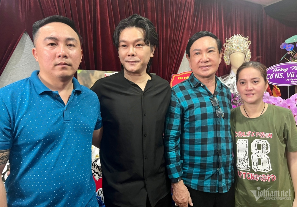 Vợ chồng Hồng Loan chụp ảnh cùng nghệ sĩ Linh Tý và Quốc Thanh - người bạn thân của cha Vũ Linh.