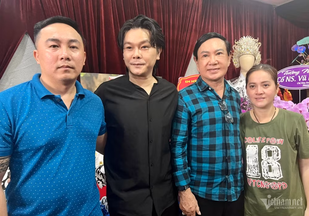 Vợ chồng Hồng Loan chụp ảnh cùng nghệ sĩ Linh Tý và Quốc Thanh - người bạn thân của cha Vũ Linh.