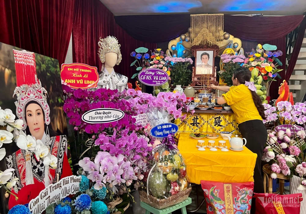 Nhiều đồng nghiệp, khán giả gửi hoa, trái cây đến viếng Vũ Linh. Gia đình dự định tổ chức buổi văn nghệ để các nghệ sĩ hát tri ân và tiễn biệt ông.