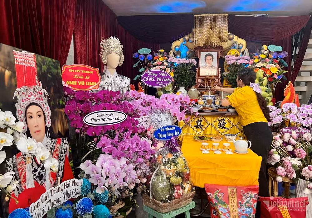 Nhiều đồng nghiệp, khán giả gửi hoa, trái cây đến viếng Vũ Linh. Gia đình dự định tổ chức buổi văn nghệ để các nghệ sĩ hát tri ân và tiễn biệt ông.