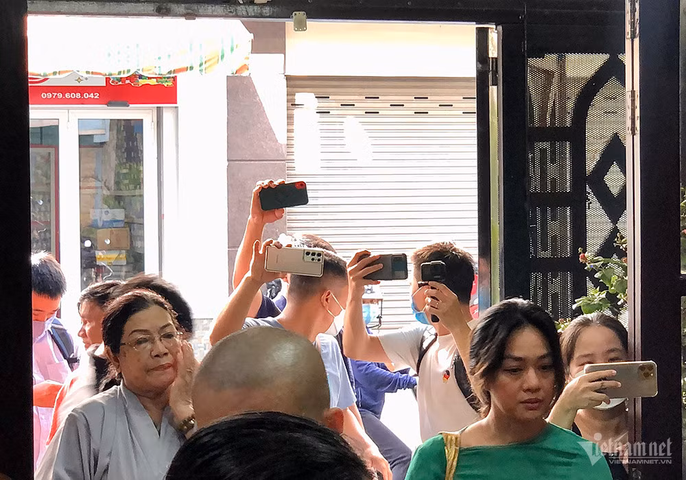 Đội ngũ YouTuber có mặt từ sáng sớm, túc trực trước nhà nghệ sĩ. Họ vây kín trước nhà khi mọi người đang làm lễ bên trong.