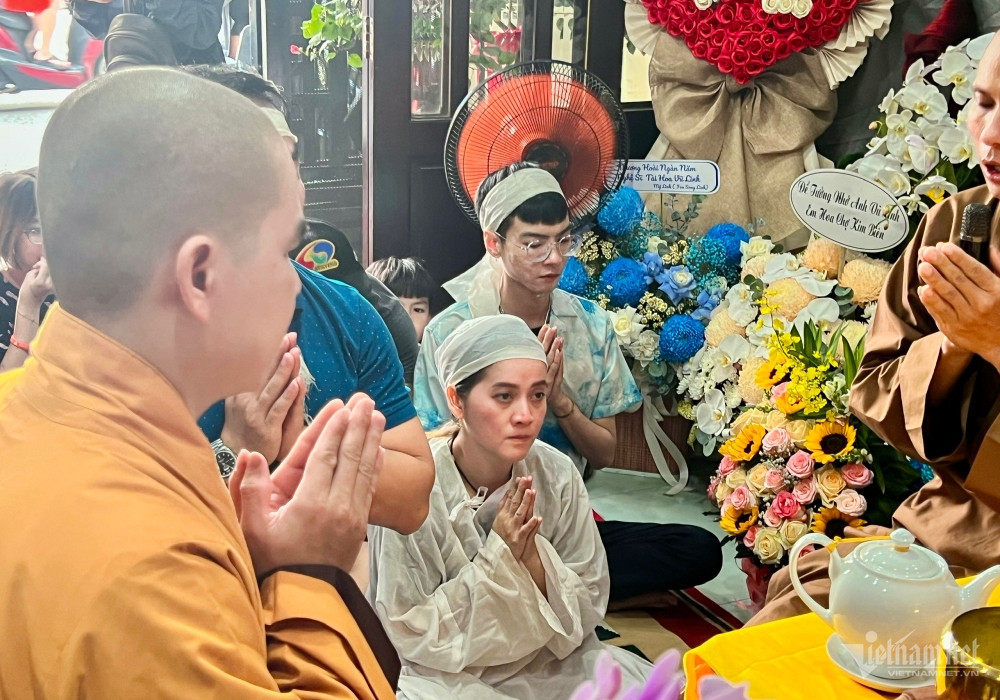 Con gai NSUT Vu Linh bat khoc trong le cung 100 ngay cha-Hinh-2