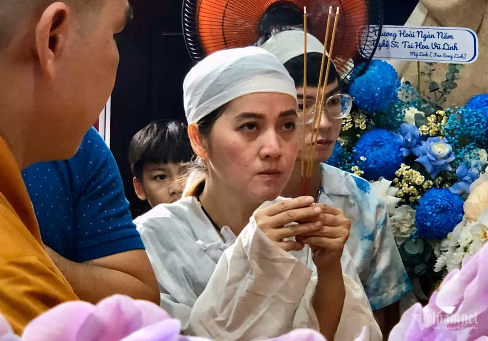 Những ngày qua, vụ ồn ào tranh chấp tài sản trong gia đình cố nghệ sĩ được dư luận quan tâm. Hồng Loan cho biết kiệt sức, tinh thần đi xuống vì phải lo nghĩ nhiều.