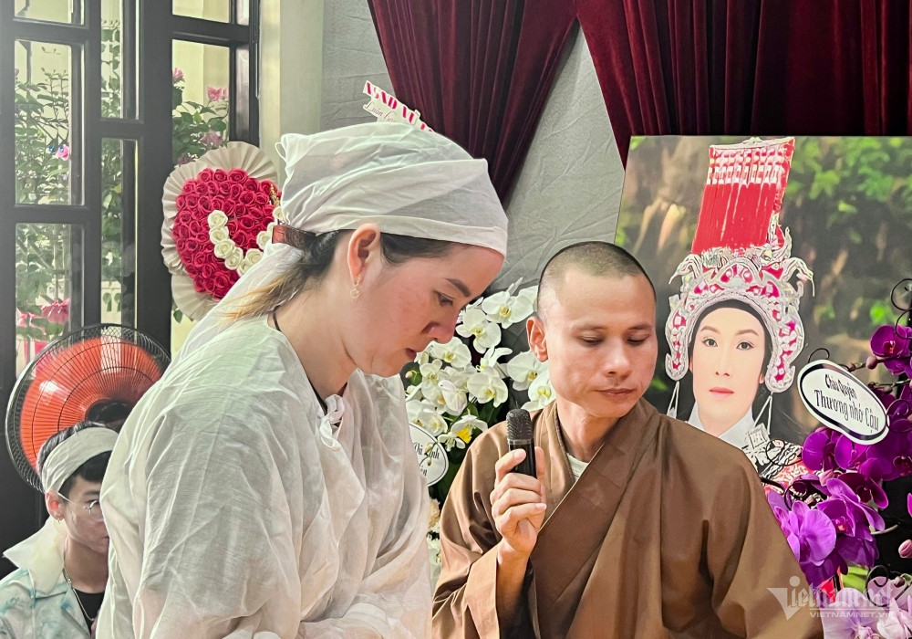 Gia đình chuẩn bị mâm cúng tươm tất từ sáng sớm. Chia sẻ với VietNamNet, Hồng Loan cho biết mộ phần của cha tại nghĩa trang đã hoàn thiện trước dự kiến.