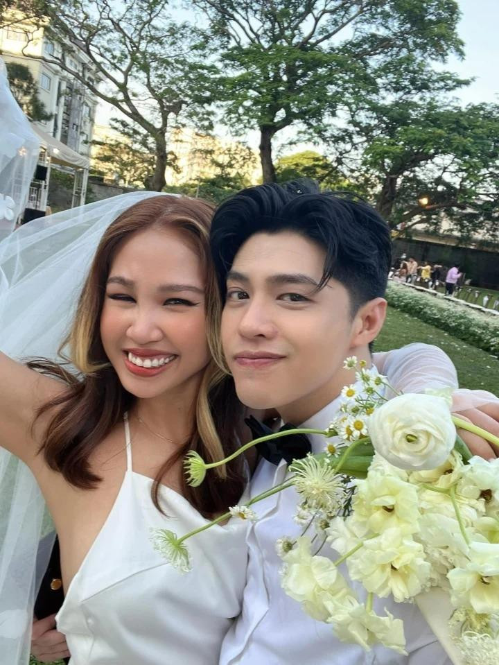 Lo anh Noo Phuoc Thinh mac vest, khoac tay co dau vao le duong-Hinh-2