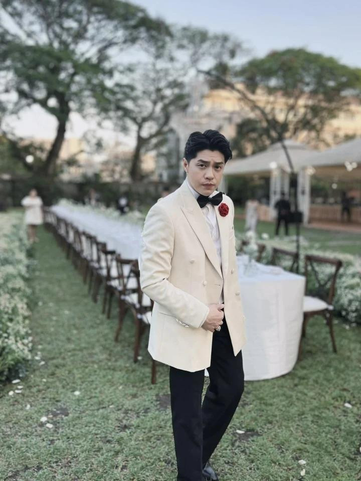 Lo anh Noo Phuoc Thinh mac vest, khoac tay co dau vao le duong-Hinh-3