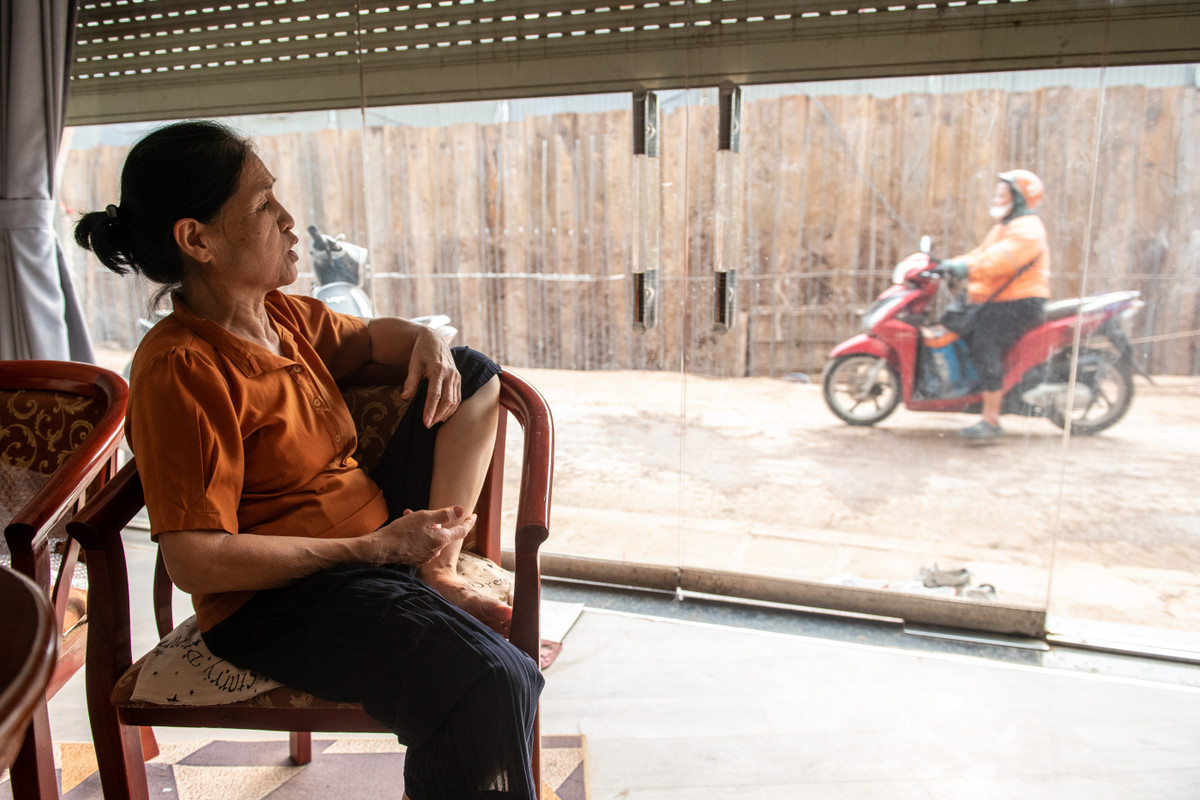 Dù cả ngày đóng 2 lớp cửa, bà Thảo (sống ở đường Âu Cơ) cho biết từ tầng một tới tầng 4 của gia đình đều bị bao phủ bởi một lớp bụi dày. Việc lau dọn mỗi ngày tỏ ra không hiệu quả bởi bụi bám quá nhanh. "Tôi cũng hết cách, đành sống chung với bụi. Đêm thì máy móc thi công, xe đổ bê tông qua lại tạo thành tiếng ồn khủng khiếp", bà nói và cho biết tình trạng này diễn ra đã hơn một tháng nay.