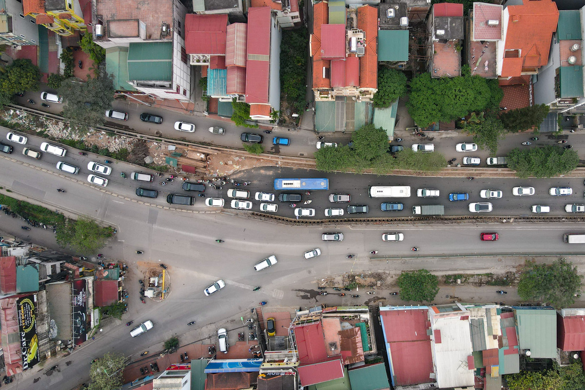 Tuy nhiên, việc dự án thi công không đồng bộ khiến hình thành nút thắt cổ chai tại nút giao Âu Cơ - Xuân Diệu.