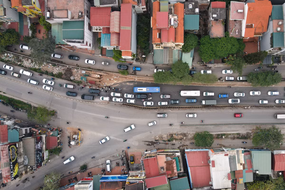 Tuy nhiên, việc dự án thi công không đồng bộ khiến hình thành nút thắt cổ chai tại nút giao Âu Cơ - Xuân Diệu.