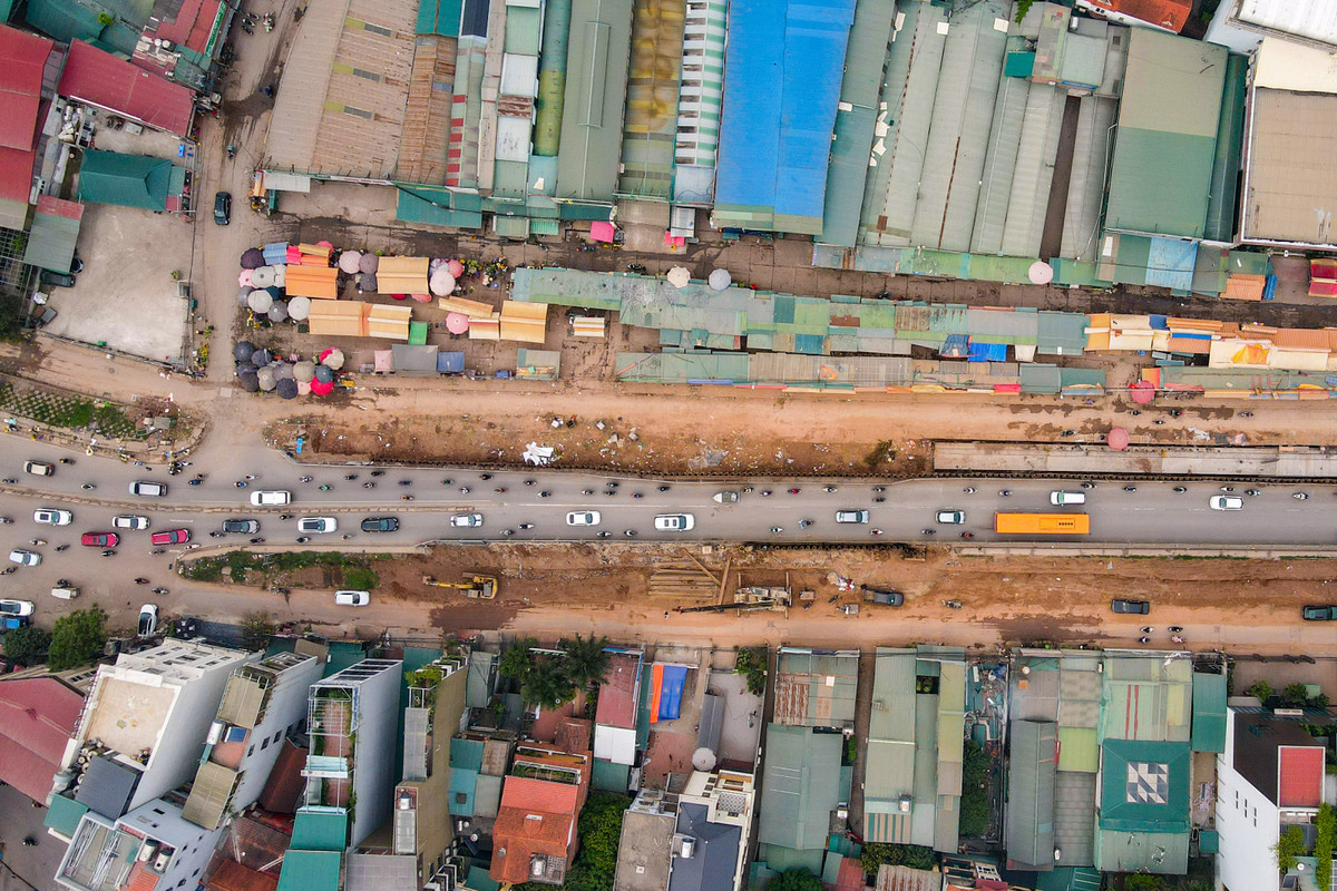 Nhờ việc phá bỏ phần đê đất trước đó, mặt đường chính sẽ được mở rộng thành 4 làn xe chạy so với 2 làn hiện tại. Ngoài ra phần đường gom cũng được đảm bảo chiều rộng mỗi bên 3,5 m.