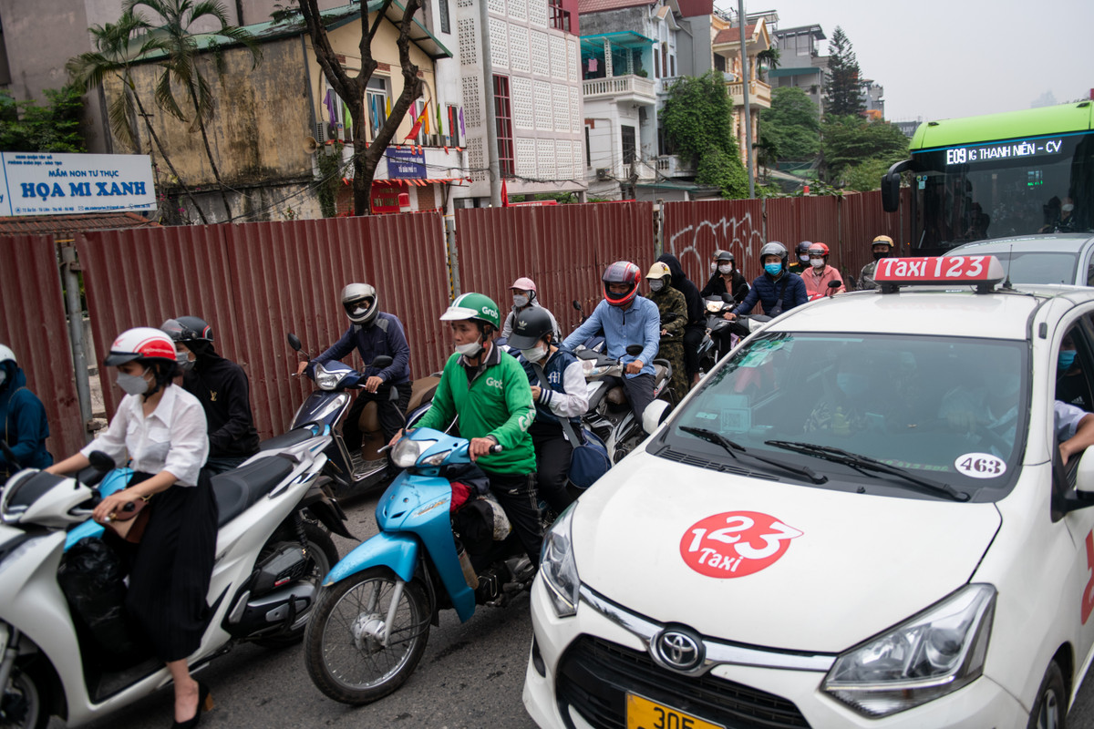 Ở những đoạn mặt đường bị thu hẹp, chỉ vừa đủ cho một ôtô con và xe máy lưu thông qua. Với những ôtô cỡ lớn như khách hoặc xe buýt sẽ chiếm toàn bộ mặt đường. "Trừ khi điểm đón/trả khách gần đây thì tôi mới đi đường này, nếu không chắc chắn tôi sẽ chọn đi tuyến Võ Chí Công để qua cầu Nhật Tân", anh Hoàng, tài xế chuyên chở khách từ đi và đến sân bay Nội Bài, nói.