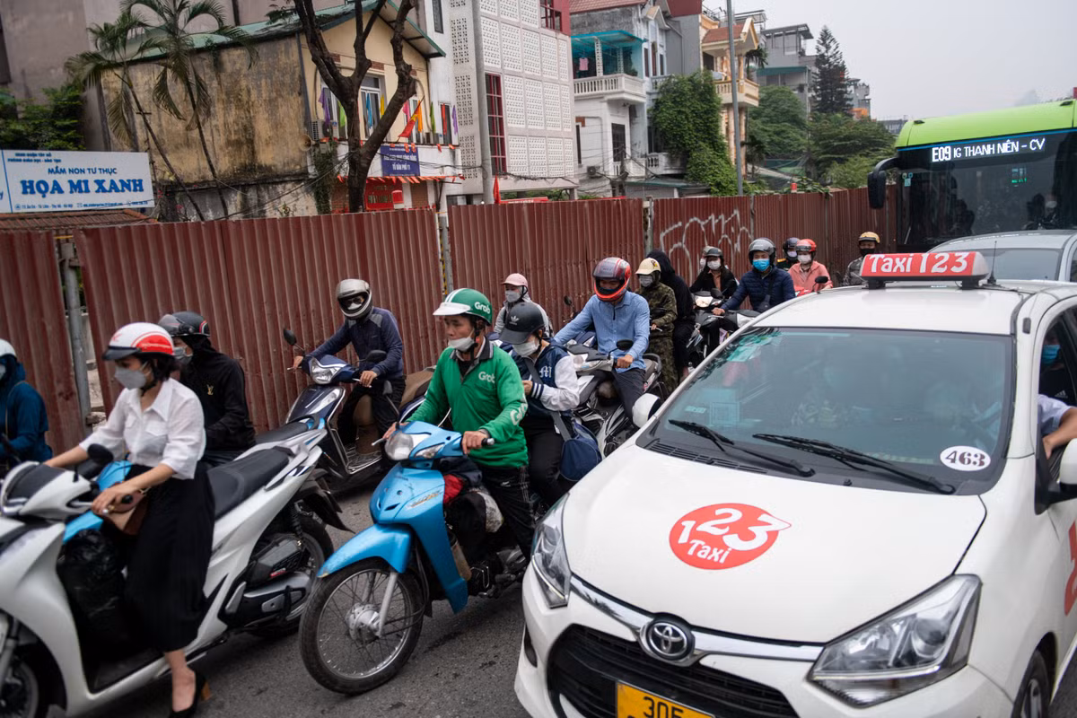 Ở những đoạn mặt đường bị thu hẹp, chỉ vừa đủ cho một ôtô con và xe máy lưu thông qua. Với những ôtô cỡ lớn như khách hoặc xe buýt sẽ chiếm toàn bộ mặt đường. "Trừ khi điểm đón/trả khách gần đây thì tôi mới đi đường này, nếu không chắc chắn tôi sẽ chọn đi tuyến Võ Chí Công để qua cầu Nhật Tân", anh Hoàng, tài xế chuyên chở khách từ đi và đến sân bay Nội Bài, nói.