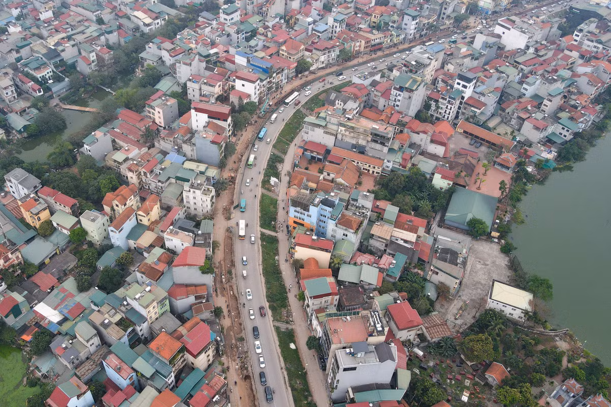 Hiện, đơn vị thi công tập trung phá bỏ hệ thống đê cũ để mở rộng đường. Theo quy định, hạng mục này chỉ được làm trong mùa khô và không được làm trong giai đoạn từ 15/6 đến 31/10 hàng năm.
