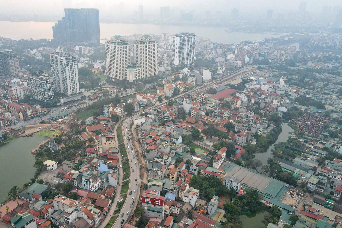 Dự án mở rộng đường Âu Cơ - An Dương Vương có tổng mức đầu tư trên 815 tỷ đồng được UBND Hà Nội xin Thủ tướng thực hiện theo cơ chế đặc thù, cấp bách. Theo quyết định điều chỉnh lần 1 của UBND Hà Nội, dự án phải hoàn thành năm 2020. Tuy nhiên đến nay, dự án vẫn thi công chưa xong và đã trải qua 4 lần điều chỉnh thời hạn. Lần mới đây nhất, công trình này được dự kiến hoàn thành vào đầu năm 2024.