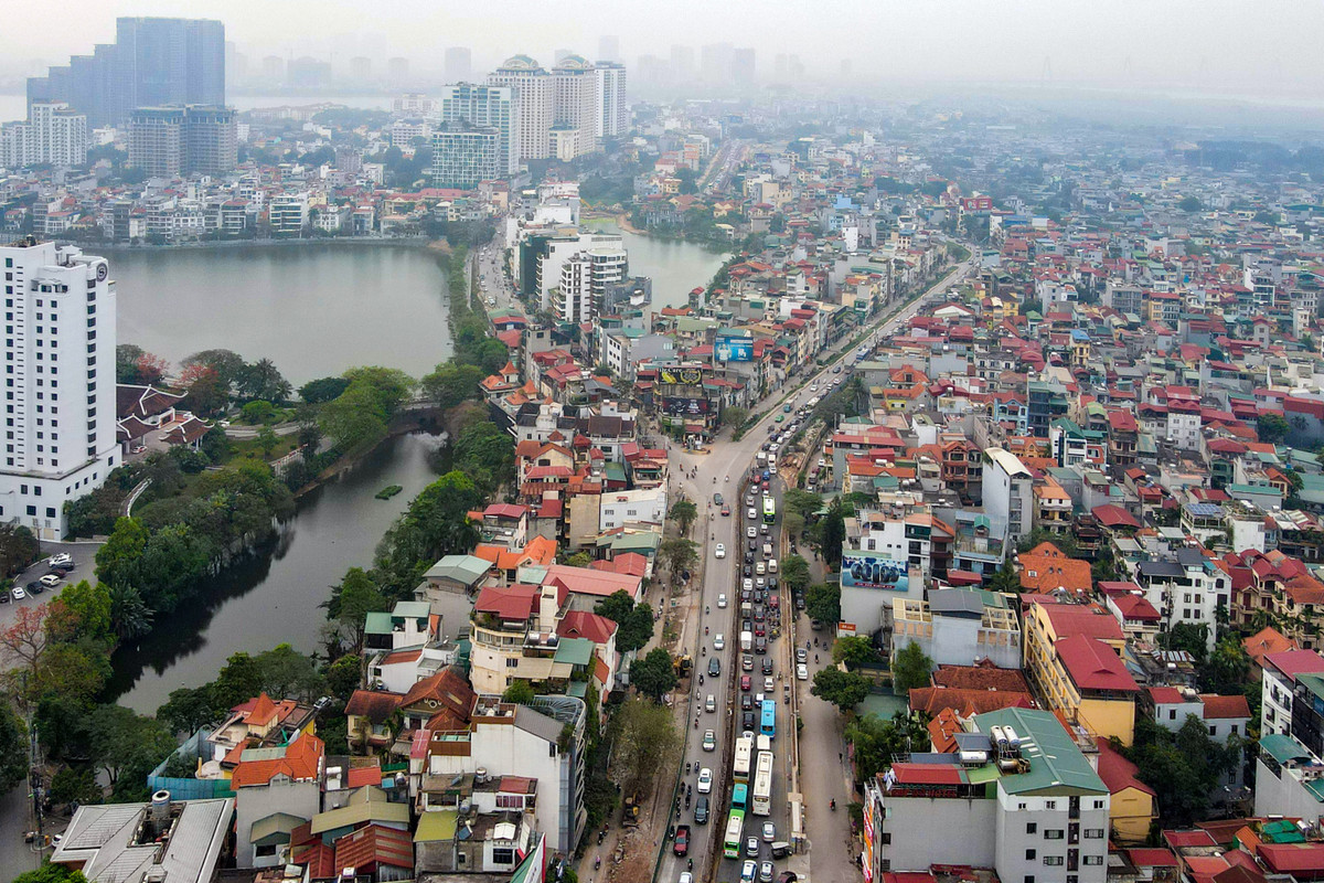 Tận dụng thời gian cao điểm mùa khô, dự án mở rộng đường Âu Cơ - An Dương Vương (quận Tây Hồ, Hà Nội) được đẩy nhanh tiến độ thi công. Máy móc cùng hàng chục công nhân được huy động thi công đồng loạt trên toàn tuyến.