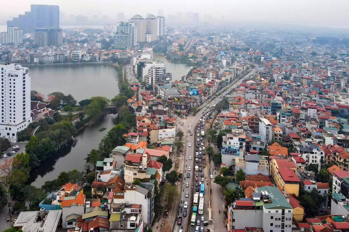 Tận dụng thời gian cao điểm mùa khô, dự án mở rộng đường Âu Cơ - An Dương Vương (quận Tây Hồ, Hà Nội) được đẩy nhanh tiến độ thi công. Máy móc cùng hàng chục công nhân được huy động thi công đồng loạt trên toàn tuyến.