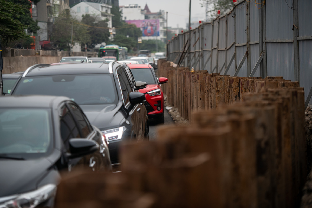 Vào các khung giờ cao điểm, xe cộ chen chúc qua khu vực này. Đoạn đường ùn tắc có thể kéo dài 2-3 km theo hướng đi cầu Nhật Tân.