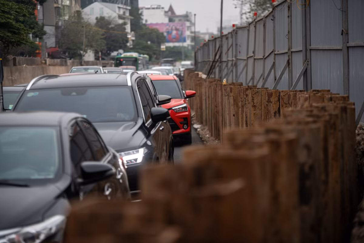 Vào các khung giờ cao điểm, xe cộ chen chúc qua khu vực này. Đoạn đường ùn tắc có thể kéo dài 2-3 km theo hướng đi cầu Nhật Tân.