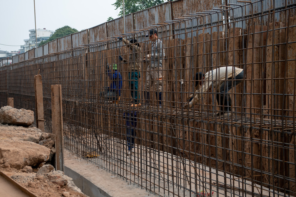 Ở những đoạn đã hoàn thành phá dỡ, nhà thầu tập trung thi công kết cấu cho lớp đê mới bằng bê tông cốt thép. Đoạn đê mới sau khi hoàn thành sẽ có chiều cao 2,4 m tính từ mặt đường.