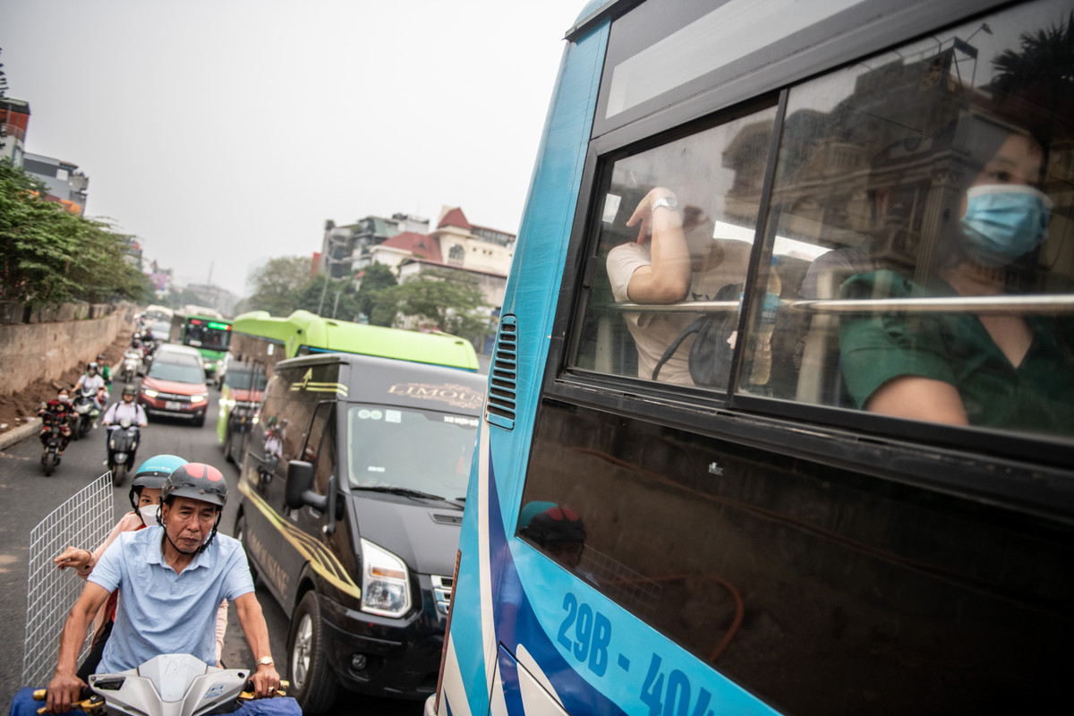 Nhiều người tỏ ra mệt mỏi trên chiếc xe buýt đang lách qua đoạn đường ùn tắc. Trục Âu Cơ - An Dương Vương là tuyến huyết mạch nối các quận trung tâm của Hà Nội như Hoàn Kiếm, Tây Hồ và một phần Ba Đình tới cầu Nhật Tân để ra sân bay Nội Bài. Do vậy, không ít người tỏ ra sốt ruột khi sợ chậm chuyến bay do tắc đường.
