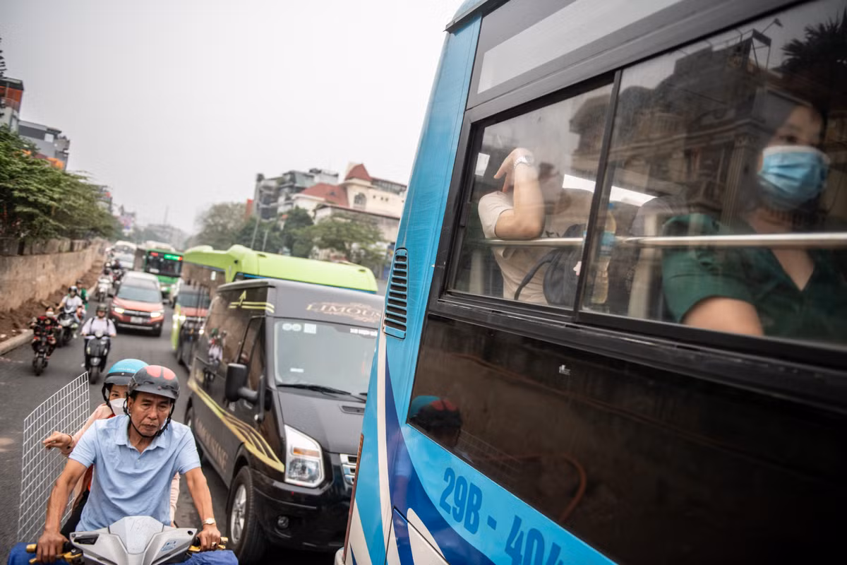 Nhiều người tỏ ra mệt mỏi trên chiếc xe buýt đang lách qua đoạn đường ùn tắc. Trục Âu Cơ - An Dương Vương là tuyến huyết mạch nối các quận trung tâm của Hà Nội như Hoàn Kiếm, Tây Hồ và một phần Ba Đình tới cầu Nhật Tân để ra sân bay Nội Bài. Do vậy, không ít người tỏ ra sốt ruột khi sợ chậm chuyến bay do tắc đường.