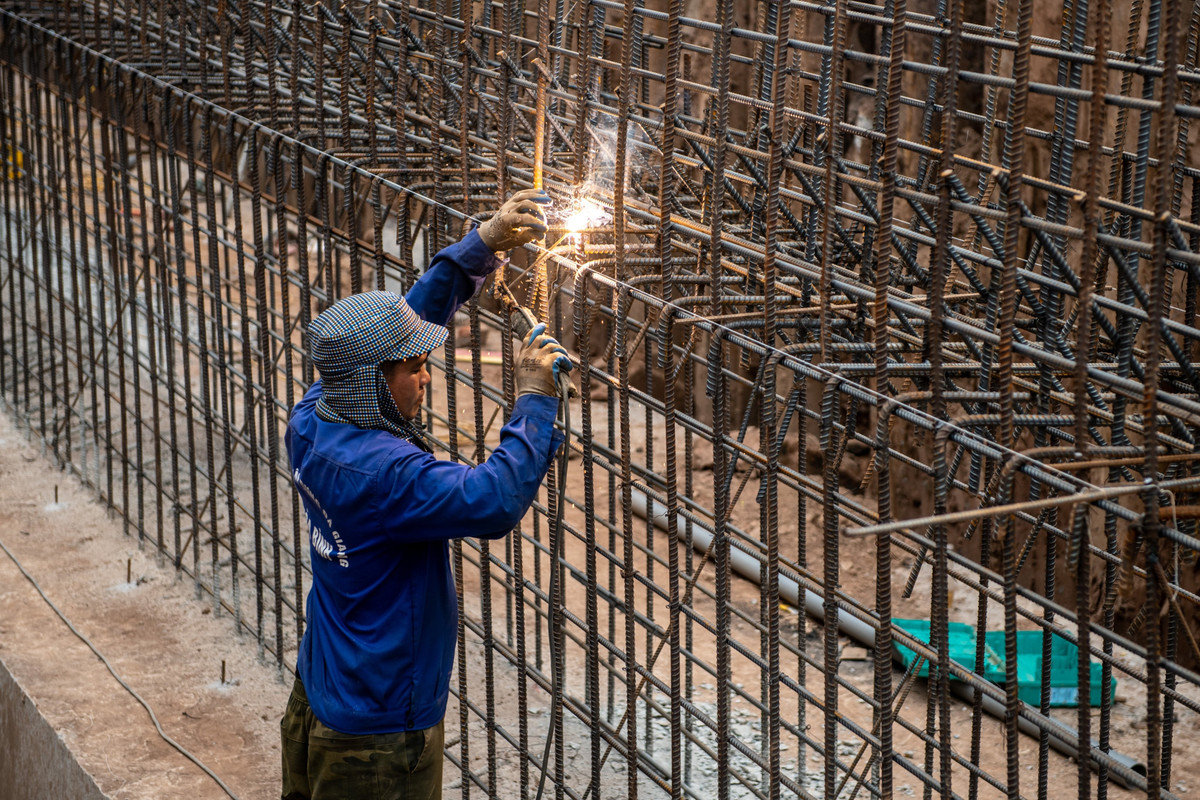 Phía đơn vị thi công cho hay họ đang phải huy động công nhân và máy móc thực hiện 3 ca liên tục để đẩy nhanh tiến độ dự án. Tuy nhiên, một số hạng mục chỉ có thể thực hiện vào ban đêm do xe trọng tải lớn phải tuân thủ quy định phân luồng.