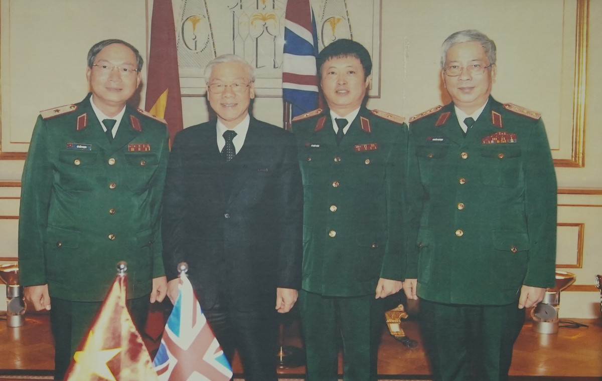 Thượng tướng Nguyễn Chí Vịnh chụp ảnh cùng Tổng Bí thư Nguyễn Phú Trọng.