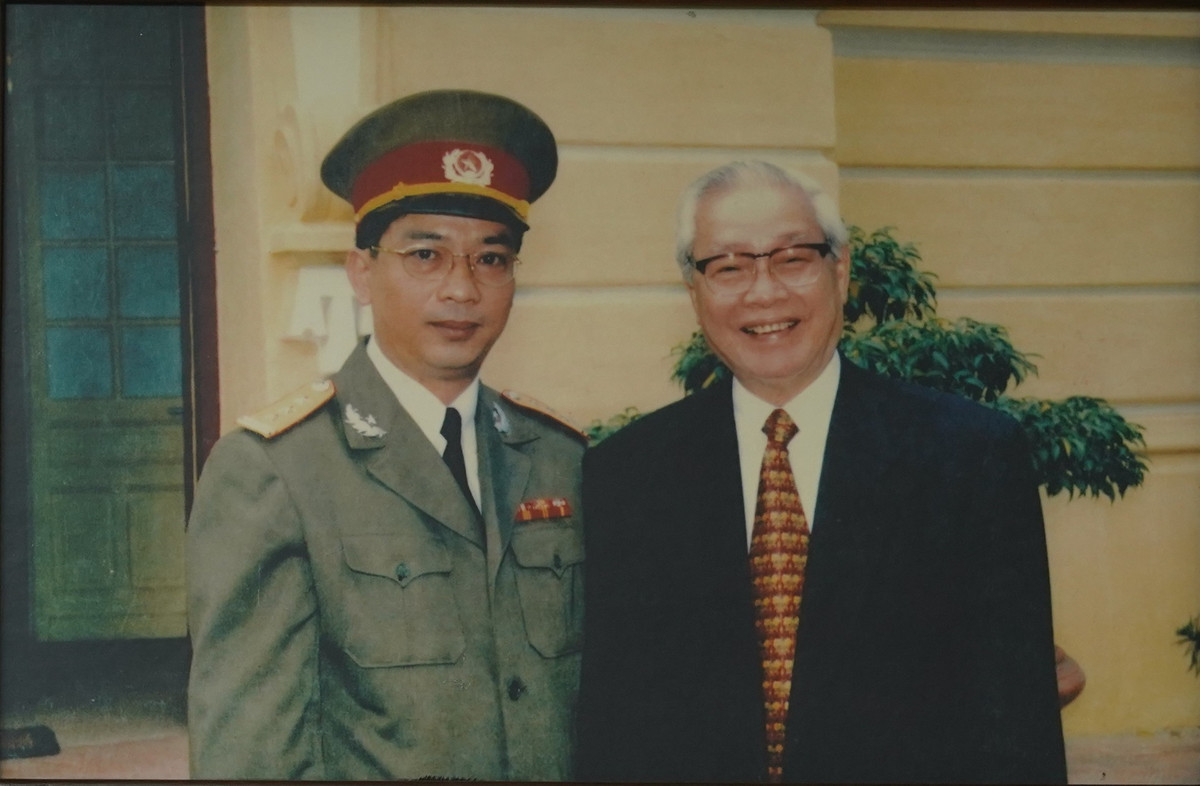 Ông Nguyễn Chí Vịnh chụp ảnh cùng cố Thủ tướng Võ Văn Kiệt khi ông còn là sĩ quan cấp tá. Đến năm 1999, ông được phong hàm Thiếu tướng và trở thành Tổng cục trưởng Tổng cục Tình báo (Tổng cục 2) vào năm 2002.