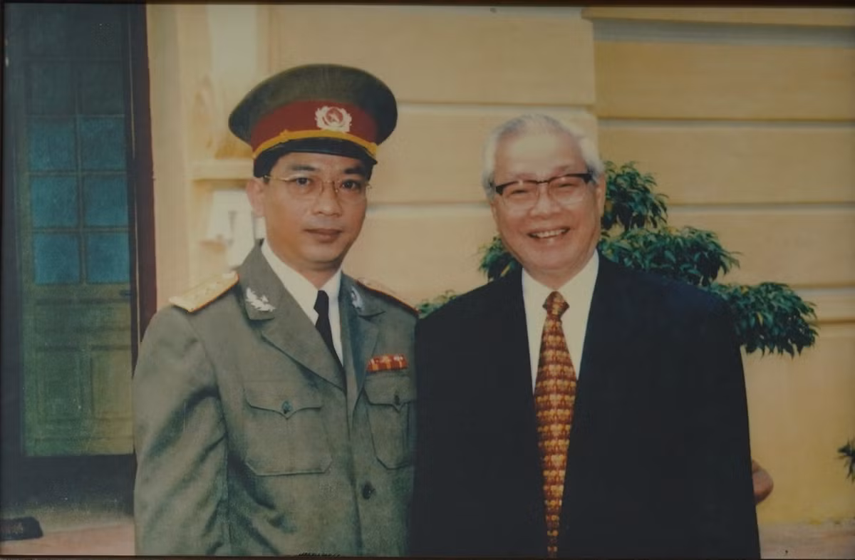 Ông Nguyễn Chí Vịnh chụp ảnh cùng cố Thủ tướng Võ Văn Kiệt khi ông còn là sĩ quan cấp tá. Đến năm 1999, ông được phong hàm Thiếu tướng và trở thành Tổng cục trưởng Tổng cục Tình báo (Tổng cục 2) vào năm 2002.