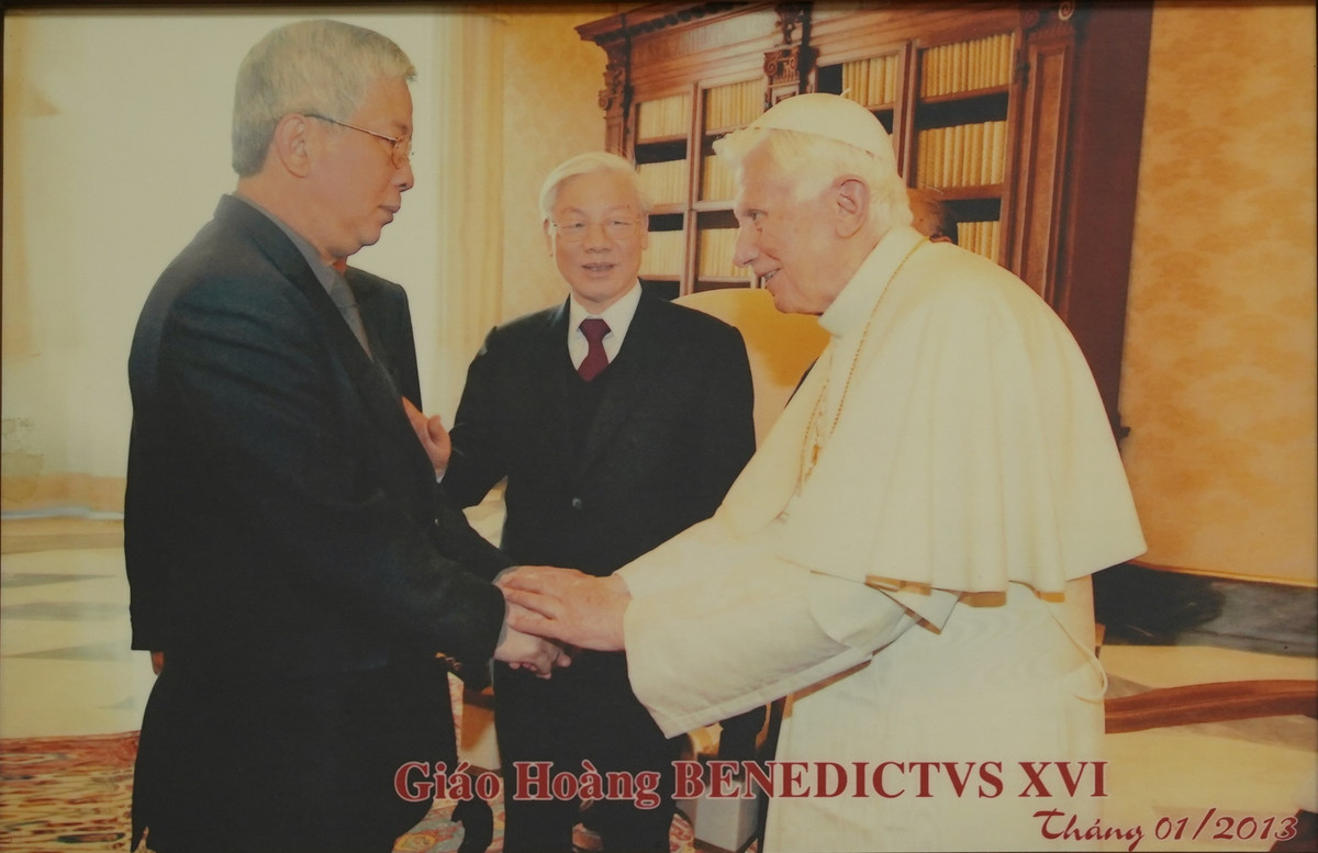 Thứ trưởng Bộ Quốc phòng Nguyễn Chí Vịnh trong cuộc gặp gỡ Giáo hoàng Benedict XVI vào đầu năm 2013, trước sự chứng kiến của Tổng bí thư Nguyễn Phú Trọng.