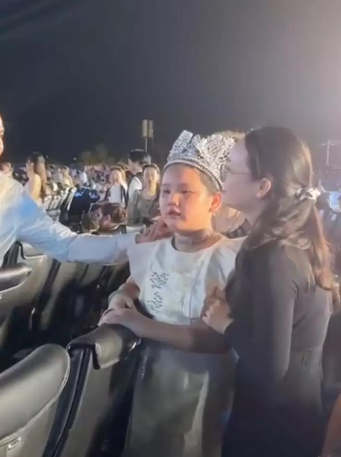 Em gai Hoa hau Y Nhi 10 tuoi hoat ngon, doi dap kheo leo