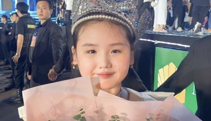 Em gai Hoa hau Y Nhi 10 tuoi hoat ngon, doi dap kheo leo-Hinh-2