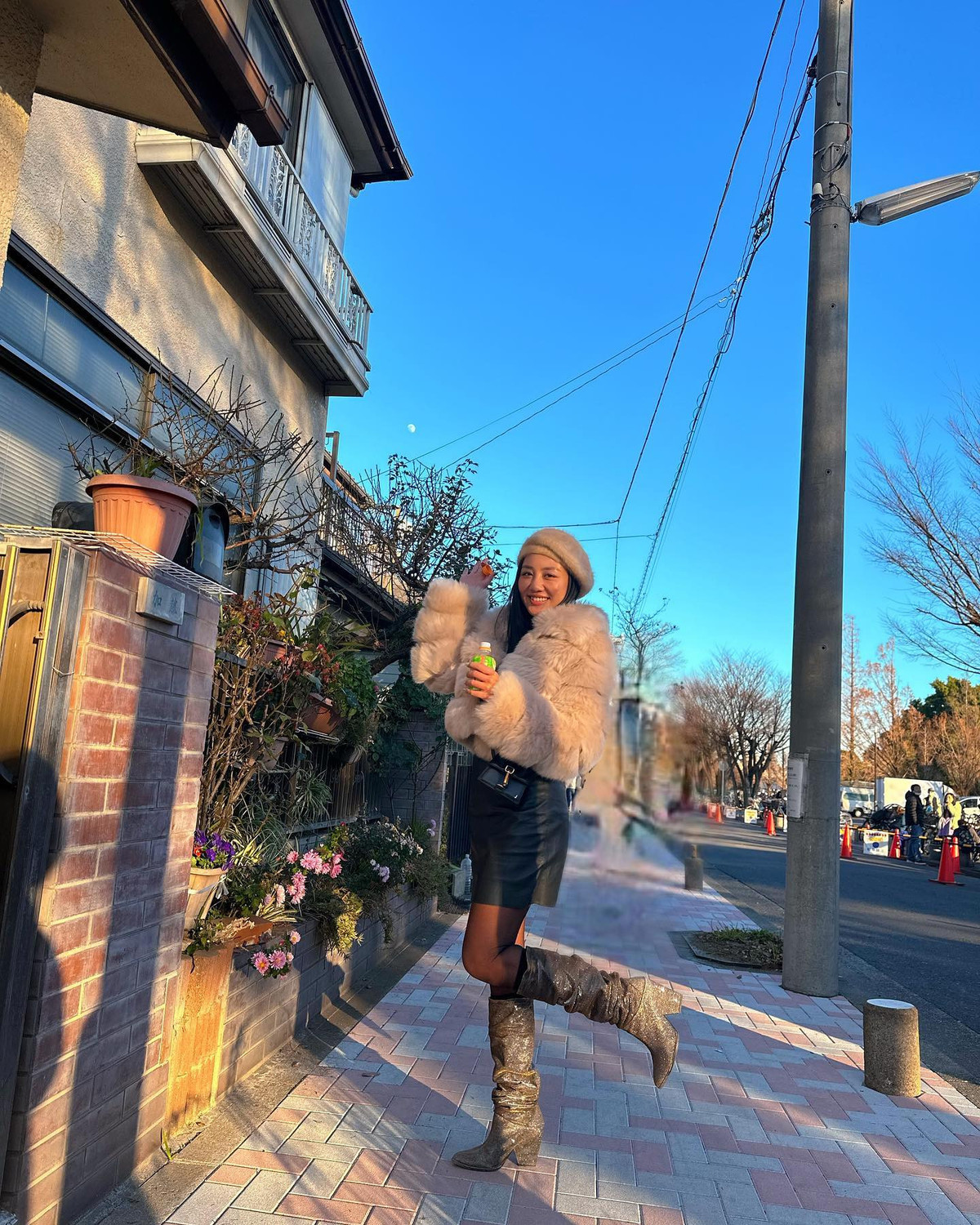 Sao Việt Văn Mai Hương khoe vẻ đẹp rạng rỡ và phong cách cá tính tại Nhật Bản.