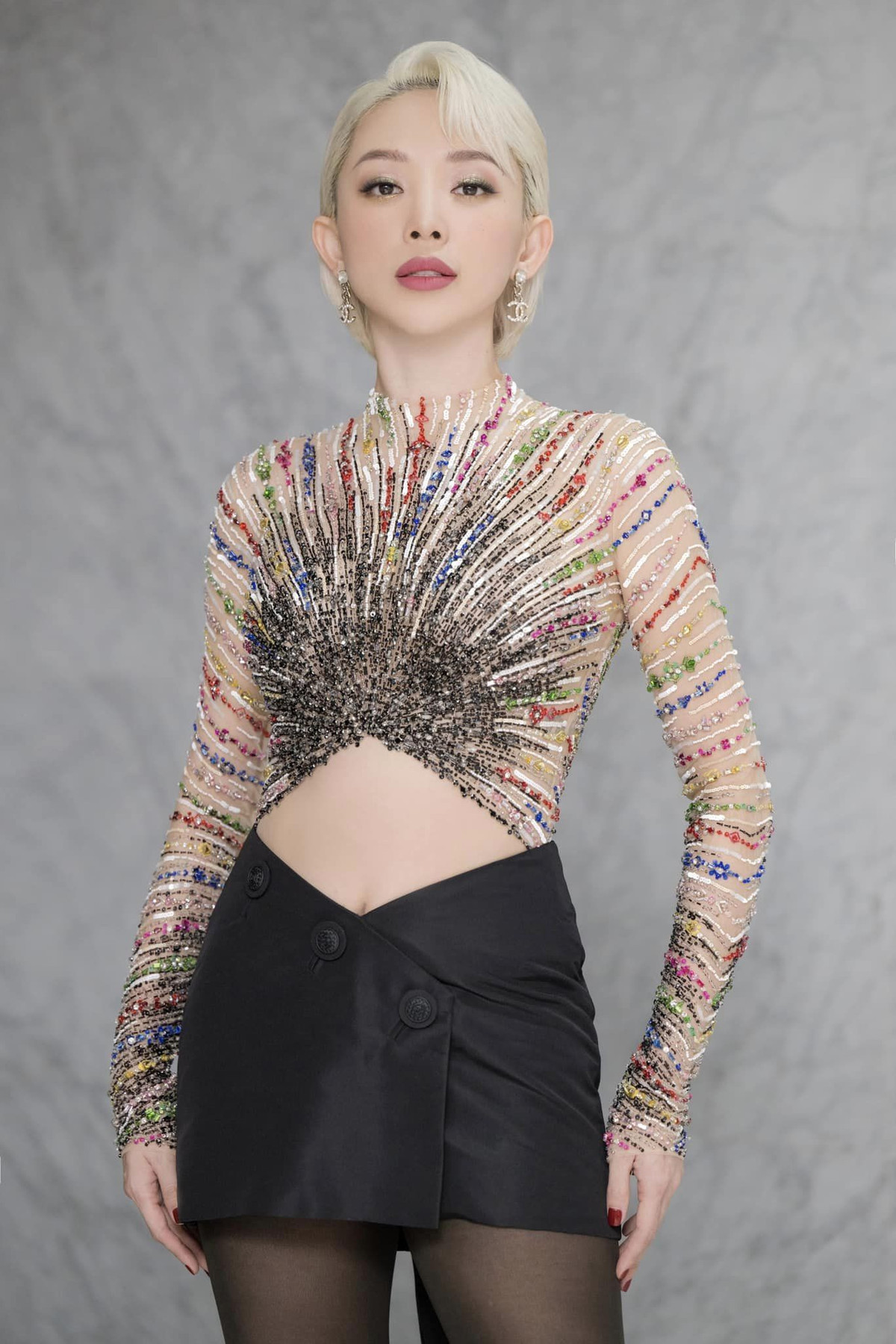 Tóc Tiên đẹp lộng lẫy trong bộ cánh của nhà thiết kế Công Trí.