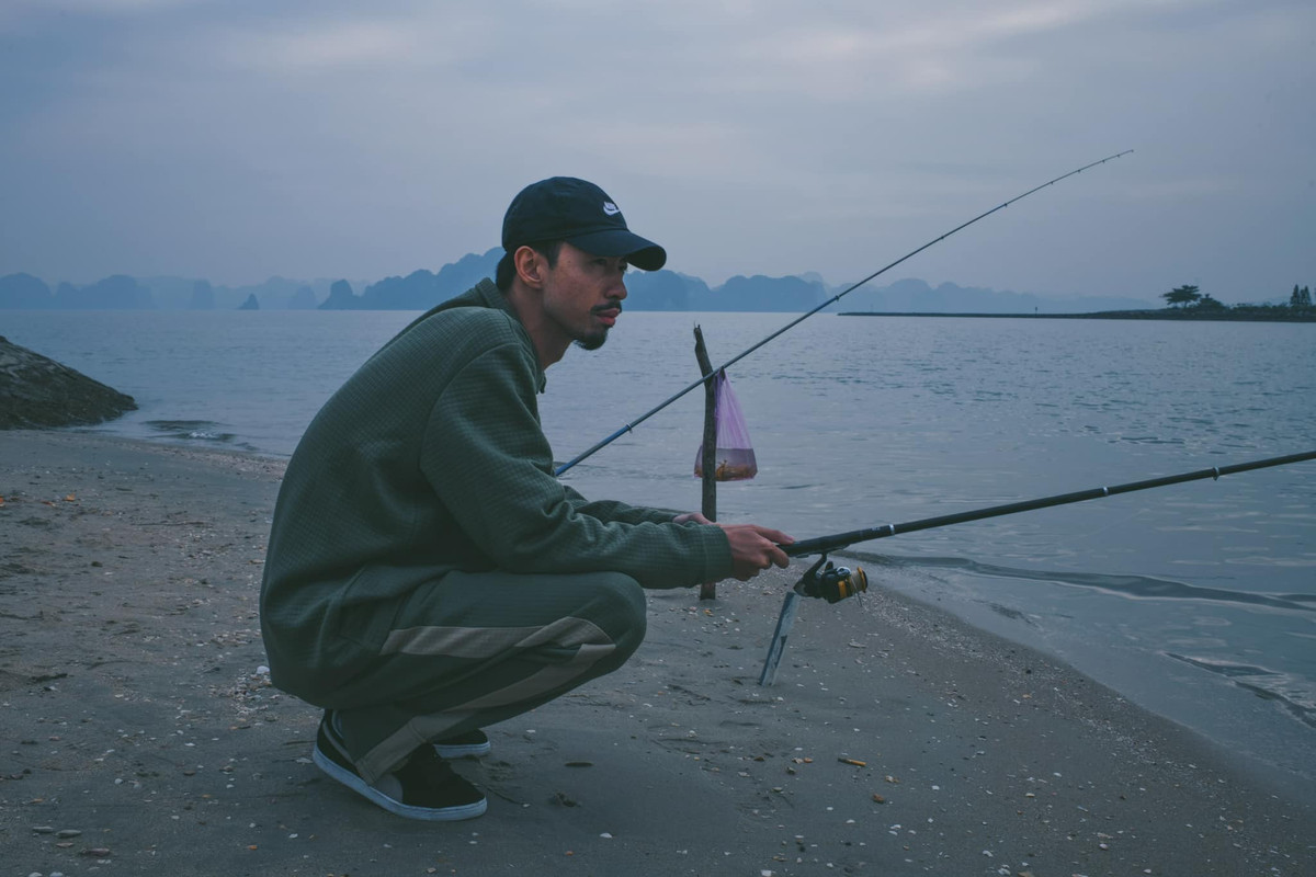 Đứng trước biển cả, Đen Vâu hài hước tự nhận mình là “ông già”.