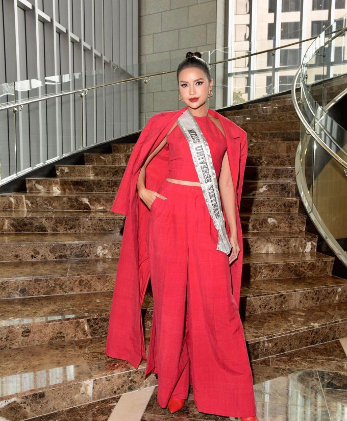 Hoa hậu Ngọc Châu nhận Sash (dải băng đeo tên Việt Nam), chính thức bước vào cuộc đua vương miện Miss Universe 2022.