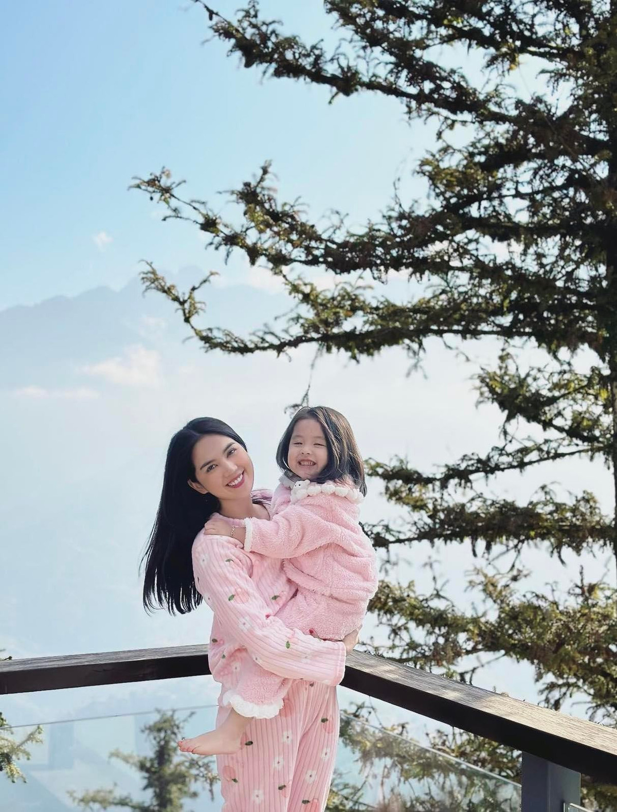 Ngọc Trinh và bé He đẹp giản dị trong chuyến du xuân tại Sa Pa. Bé He là con gái của anh trai Ngọc Trinh. Ngọc Trinh yêu thương và chăm sóc bé chẳng khác gì con ruột.