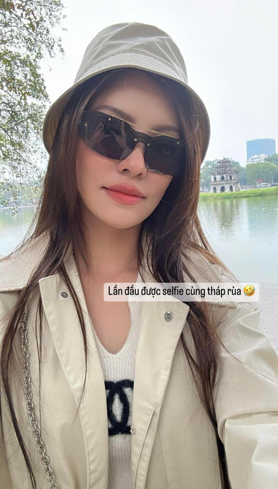 Bùi Lan Hương khoe ảnh lần đầu selfie cùng Tháp Rùa.