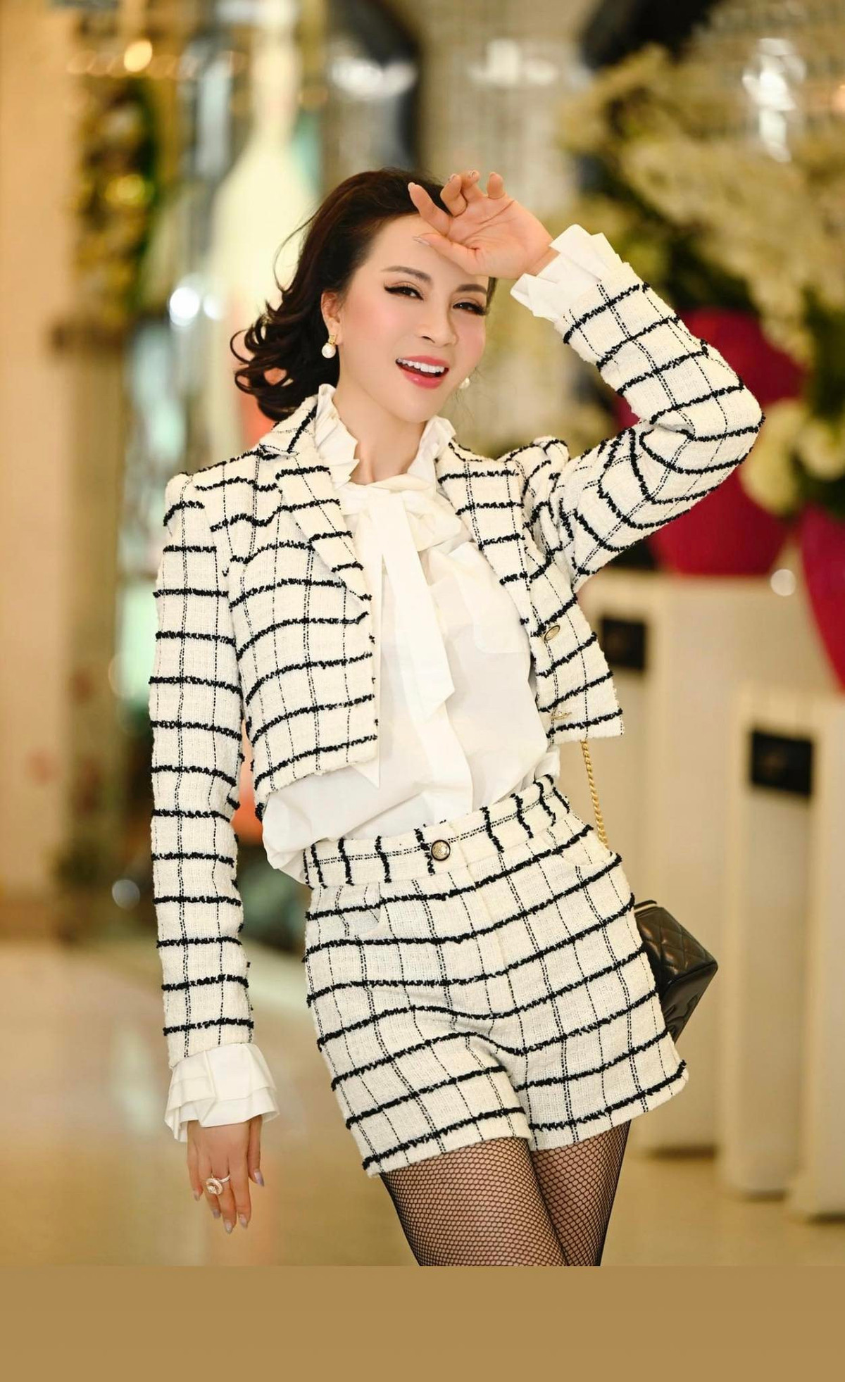 MC Thanh Mai hack tuổi nhờ trang phục trẻ trung.