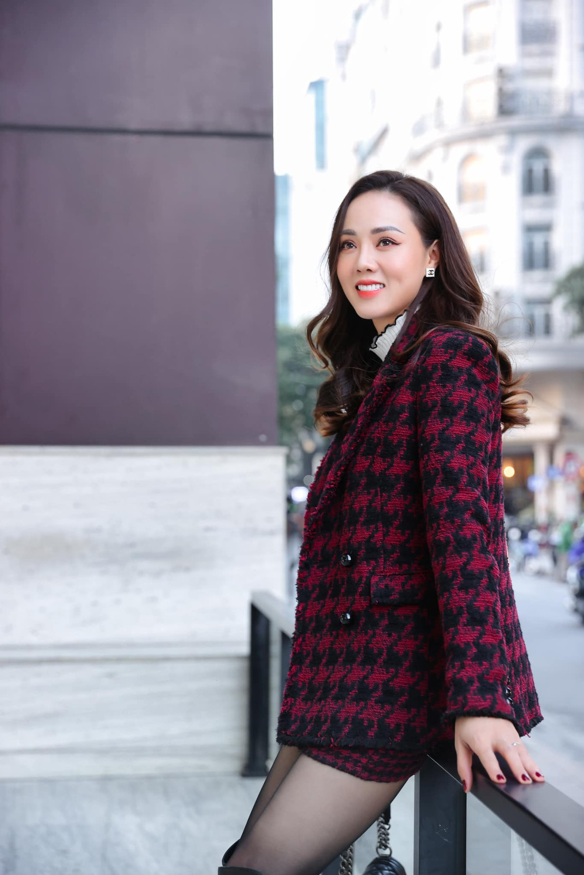 Sao Việt ngày 5/1: Vợ NSND Công Lý khoe nét dịu dàng cùng set váy tweed tông đỏ. Cô viết: "Cứ tin sự tử tế trên đời này không bao giờ lãng phí. Khi bạn tử tế với người khác, ắt có người khác nữa tử tế với mình”.