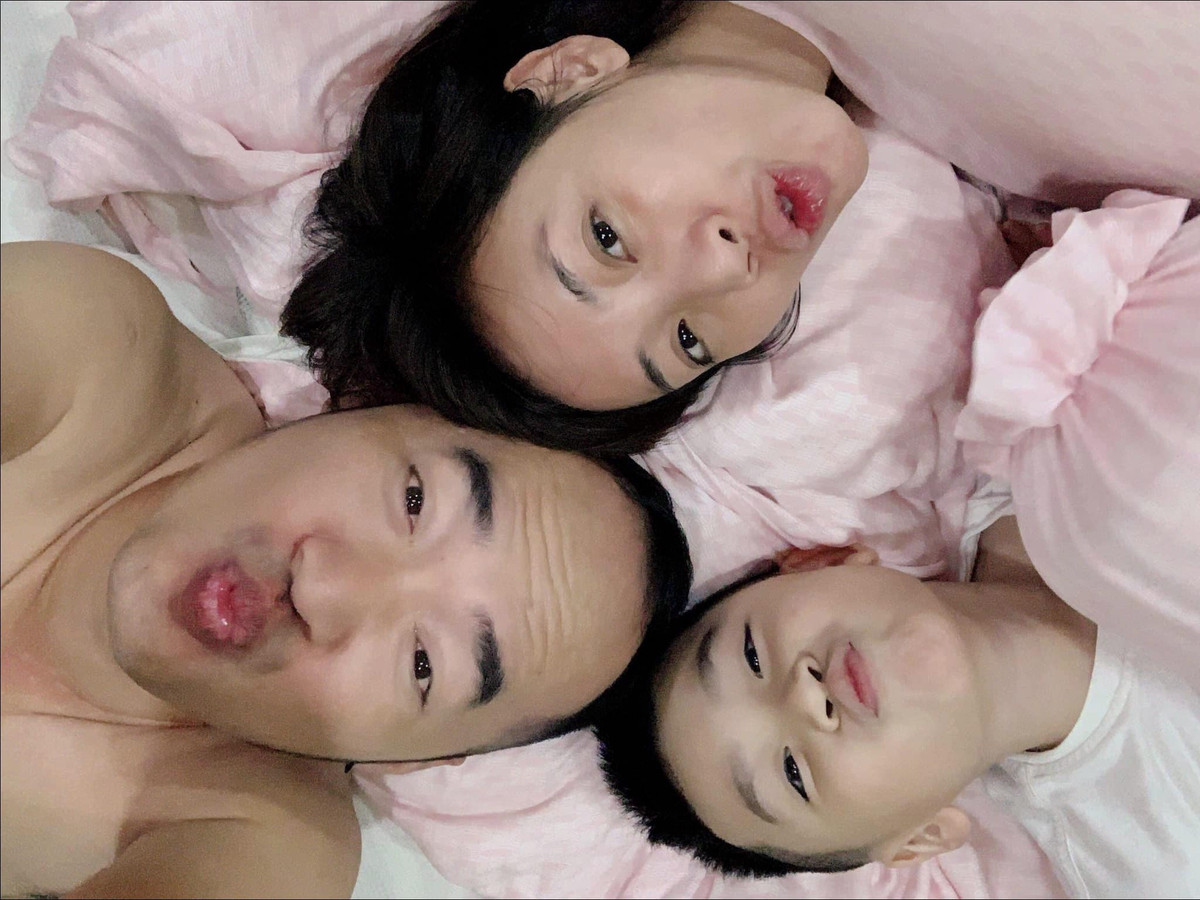 Nghệ sĩ Thu Trang hạnh phúc chia sẻ ảnh gia đình với nội dung: “Con giống cha nhà có phúc. Con giống mẹ nhà sung túc an nhiên. Còn con mình giống y đúc cái nết nhây”.