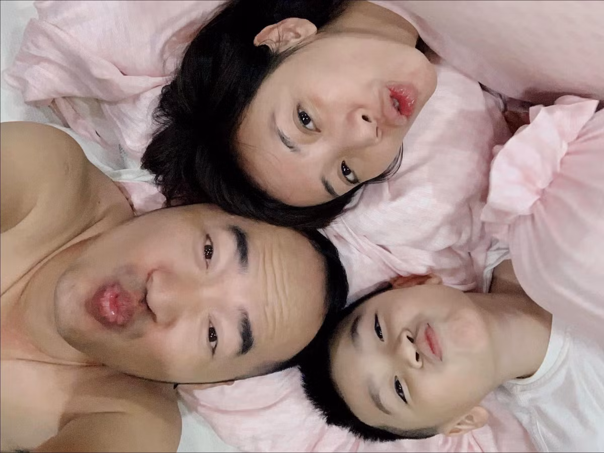 Nghệ sĩ Thu Trang hạnh phúc chia sẻ ảnh gia đình với nội dung: “Con giống cha nhà có phúc. Con giống mẹ nhà sung túc an nhiên. Còn con mình giống y đúc cái nết nhây”.