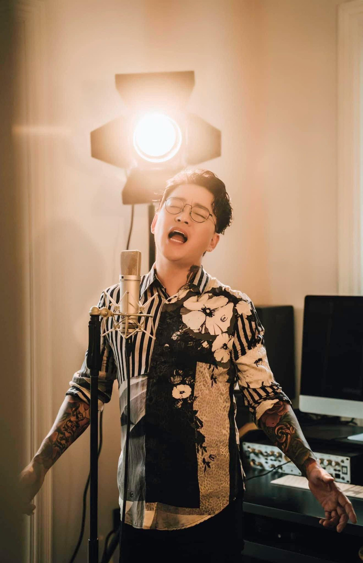 Duy Mạnh hóm hỉnh đăng tải hình ảnh với nội dung: “Tặng bài hát, tặng bài phối, tặng luôn cả áo cho ca sĩ Tuấn Hưng. Yêu thế còn gì”.