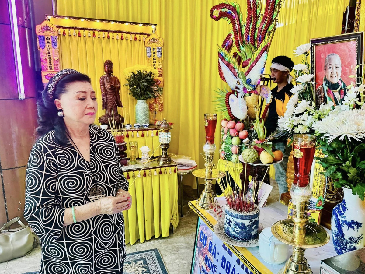 NSND Kim Cương, NSƯT Lê Thiện tiễn biệt nghệ sĩ Thiên Kim - Hình 4 NSND Kim Cuong, NSUT Le Thien tien biet nghe si Thien Kim-Hinh-4