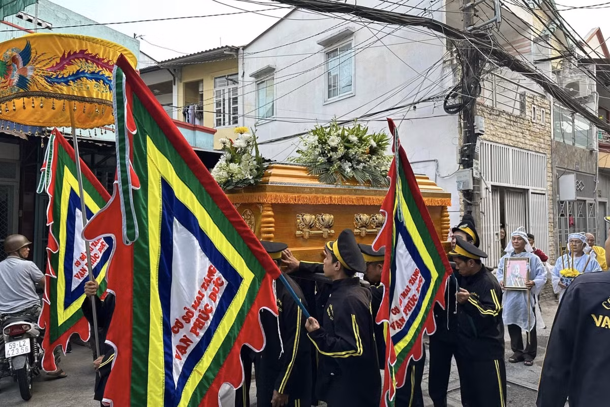 Người dân, các nghệ sĩ U90 thẫn thờ nhìn theo áo quan được đưa đi xa dần.