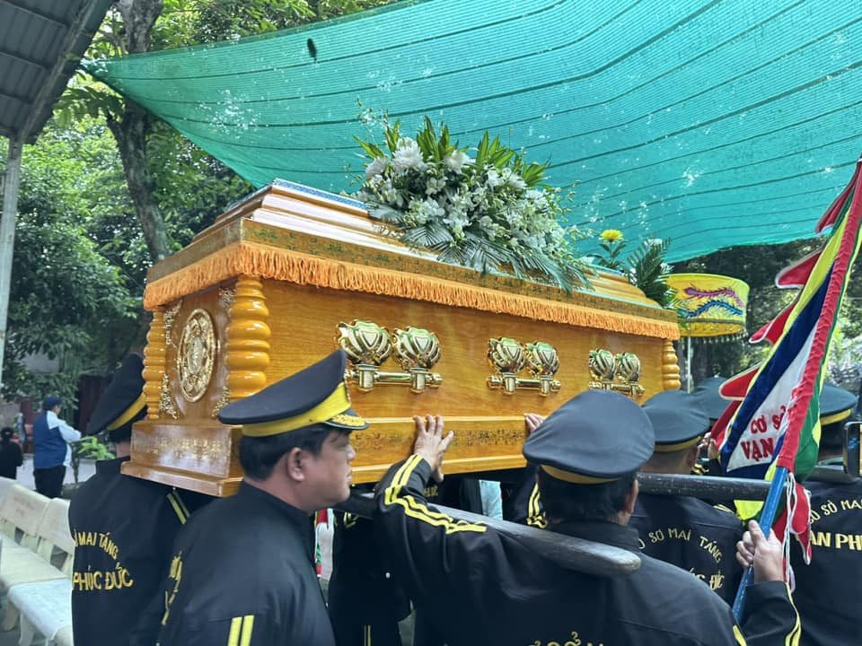 NSND Kim Cương, NSƯT Lê Thiện tiễn biệt nghệ sĩ Thiên Kim - Hình 8 NSND Kim Cuong, NSUT Le Thien tien biet nghe si Thien Kim-Hinh-8