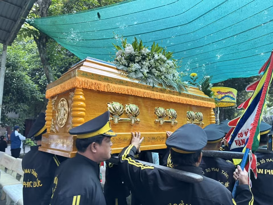 Linh cữu của nghệ sĩ Thiên Kim được hỏa táng tại Công viên Nghĩa trang Đa Phước, huyện Bình Chánh, TP.HCM. Chiều nay, Hội Sân khấu TP.HCM sẽ đưa tro cốt của bà về Chùa Nghệ sĩ (Gò Vấp, TP.HCM).