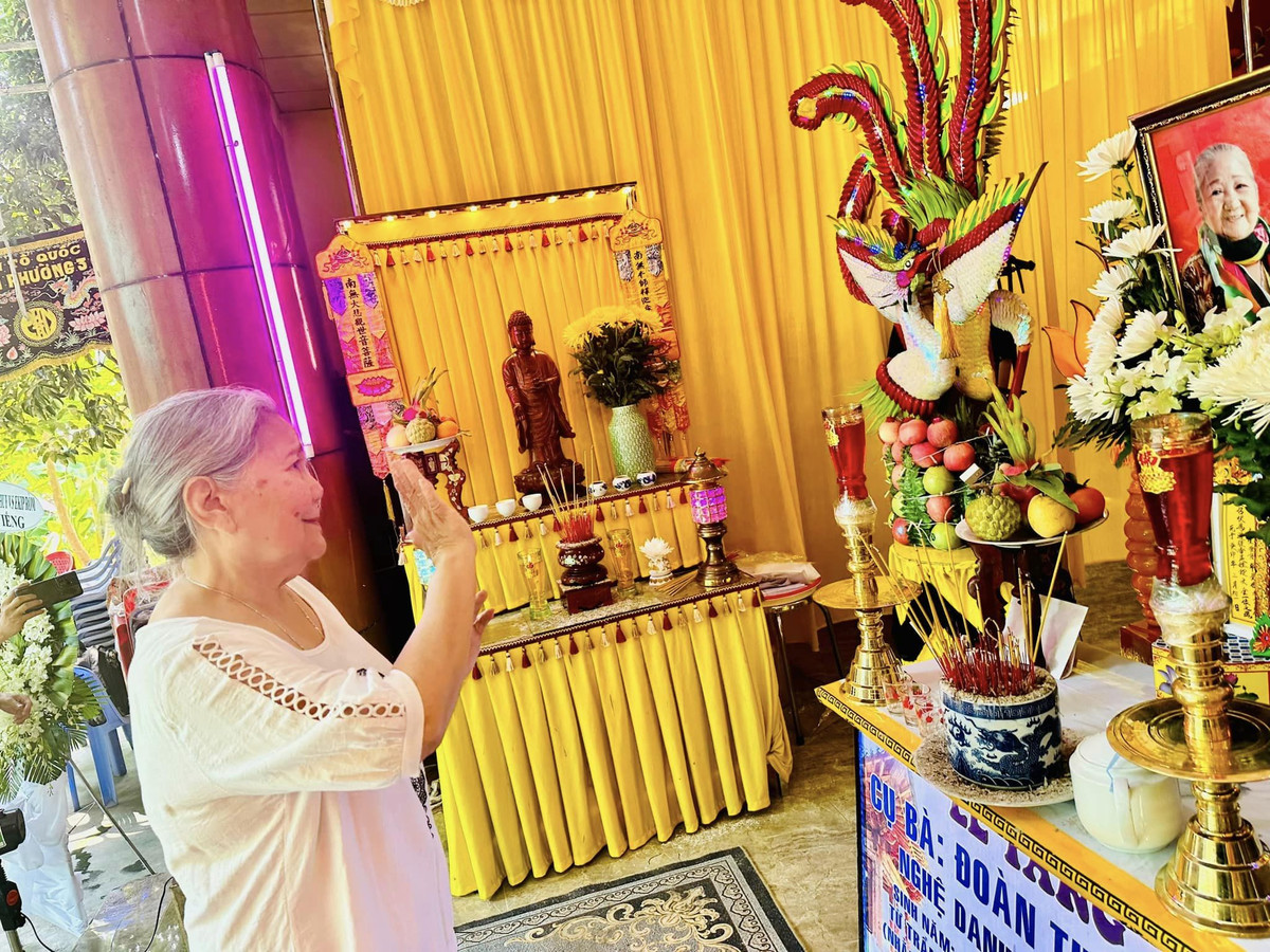 NSND Kim Cương, NSƯT Lê Thiện tiễn biệt nghệ sĩ Thiên Kim - Hình 3 NSND Kim Cuong, NSUT Le Thien tien biet nghe si Thien Kim-Hinh-3