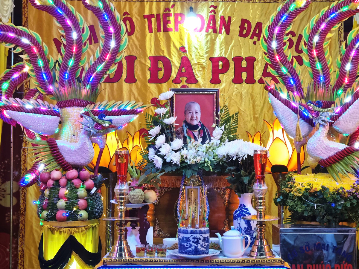 NSND Kim Cương, NSƯT Lê Thiện tiễn biệt nghệ sĩ Thiên Kim NSND Kim Cuong, NSUT Le Thien tien biet nghe si Thien Kim